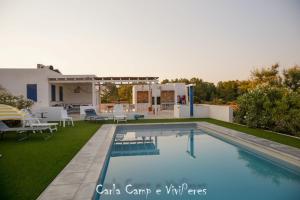 ラ・モーラにあるCan Javi de Palma - Amazing villa with swimming poolの裏庭のスイミングプール