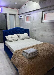 - un lit avec une tête de lit bleue dans l'établissement Central rooms, à Chişinău