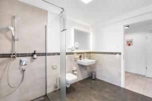 W łazience znajduje się prysznic, toaleta i umywalka. w obiekcie Amelie chez Inez w mieście Radolfzell am Bodensee