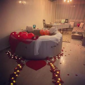 Zimmer mit Badewanne und Tomaten auf dem Boden in der Unterkunft Maison avec terrasse et spa in Oujda
