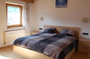 - une chambre avec un grand lit et une fenêtre dans l'établissement Haus hart im Zillertal 6 personen, à Hart im Zillertal
