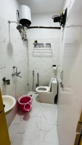 ein Badezimmer mit Toilette und Waschbecken in der Unterkunft The Little Peaceful Cozy Home ! Aadhish Homestay in Varanasi