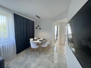 TV a/nebo společenská místnost v ubytování Apartament Słoneczny