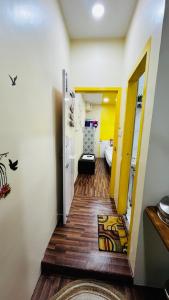 einen Flur, der zu einem Zimmer mit Bad führt in der Unterkunft The Little Peaceful Cozy Home ! Aadhish Homestay in Varanasi