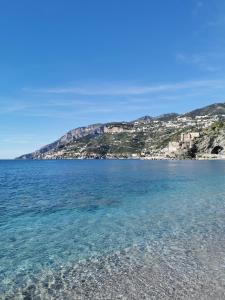 vista sulla spiaggia e sull'acqua di Holiday home Endless Summer - Amalfi Coast a Maiori