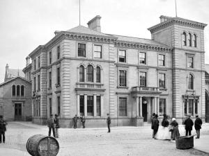 een groep mensen die voor een gebouw staan bij The Royal Highland Hotel in Inverness