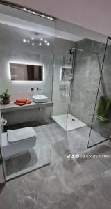 La salle de bains est pourvue d'une douche, de toilettes et d'un lavabo. dans l'établissement B8 Luxury Suites- NEW just 2 mins from the beach, à San Pawl il-Baħar
