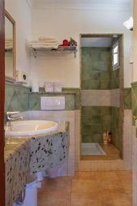 CASA RÚSTICA CON JACUZZI في لاس بالماس دي غران كاناريا: حمام مع حوض ودش +26 صورة