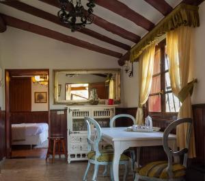 CASA RÚSTICA CON JACUZZI في لاس بالماس دي غران كاناريا: غرفة مع طاولة وكراسي وسرير