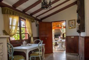 CASA RÚSTICA CON JACUZZI في لاس بالماس دي غران كاناريا: مطبخ مع طاولة وكراسي وغرفة طعام