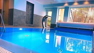 une piscine dans une maison avec dans l'établissement Detox Resort Long Life, à Przewóz