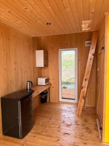 Nhà bếp/bếp nhỏ tại Sunny house domki rekreacyjne pod Ślężą