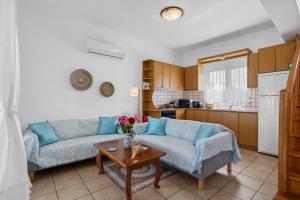 ein Wohnzimmer mit einem Sofa und einem Tisch in der Unterkunft Sea view villa Manolis with private pool near the beach in Kalyves