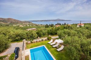 eine Luftansicht auf einen Hinterhof mit einem Pool in der Unterkunft Sea view villa Manolis with private pool near the beach in Kalyves