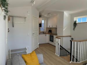 cocina abierta y sala de estar con sofá en Nybyggt hus med brygga, en Gränna