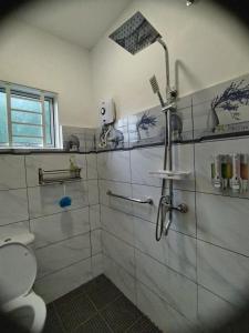 La salle de bains est pourvue d'une douche, de toilettes et d'un lavabo. dans l'établissement Z&S Homestay, à Gerik