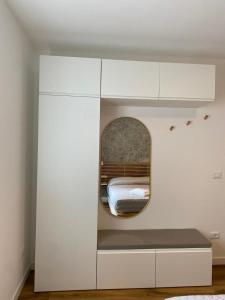 una camera con letto e specchio di Appartamento Scaligeri a Venzone
