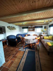 a living room with a table and a couch at Zimmervermietung Leuba in Ostritz