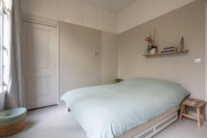 Een bed of bedden in een kamer bij Cozy Dutch Delight Apartment