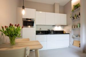 Een keuken of kitchenette bij Cozy Dutch Delight Apartment