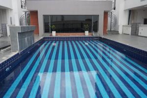een groot zwembad in een gebouw bij TodaStays Luxury Apartments in Lekki Phase 1