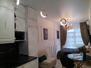 Kuchyň nebo kuchyňský kout v ubytování PEARL by the sea Новые апартаменты в Аркадии