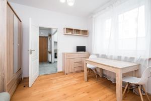 uma cozinha e sala de jantar com mesa e cadeiras em Schindler's Studio WAWELOFTS na Cracóvia