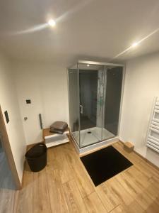 Koupelna v ubytování L’ atelier de Lulu, gîte pour 6 personnes + 7 fotografií