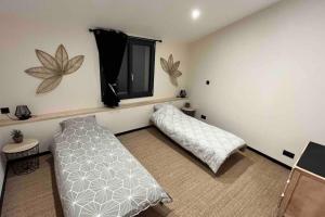 Postel nebo postele na pokoji v ubytování L’ atelier de Lulu, gîte pour 6 personnes
