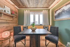 - une salle à manger avec une table et des chaises dans l'établissement Haus Gohlke am See, à Füssen