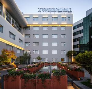 丽江丽江古城万枫酒店的一座大建筑前面有鲜花