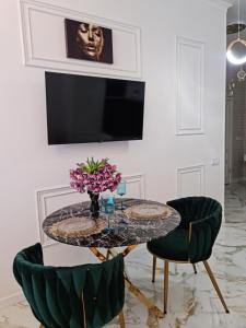 TV a/nebo společenská místnost v ubytování PEARL by the sea Новые апартаменты в Аркадии