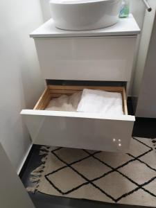 eine Schublade in einem Badezimmer mit Waschbecken darauf in der Unterkunft Apartment im Grünen zwischen Messe & Flughafen Köln! in Köln