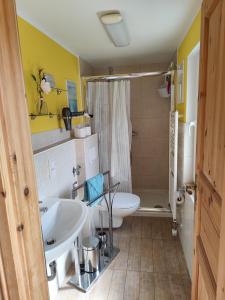 a bathroom with a sink and a toilet and a tub at Sonnengarten in Ueckeritz