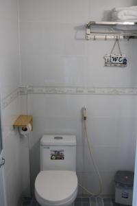 uma casa de banho com um WC branco e uma prateleira em 79/10 Tran Phu House em Can Tho