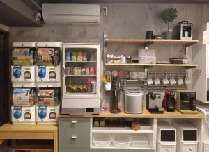uma cozinha com um frigorífico aberto com alimentos em My Home Inn Izumisano em Izumi-Sano