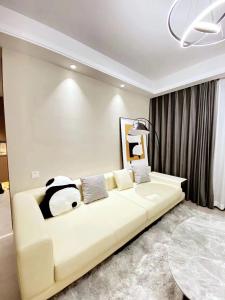 Ένα ή περισσότερα κρεβάτια σε δωμάτιο στο Shanghai HongQiao Airport Branch National Convention and Exhibition Center great 3 bedrooms Boutique designer house have two bathrooms