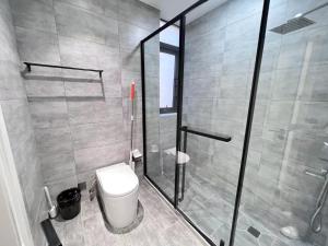 Ένα μπάνιο στο Shanghai HongQiao Airport Branch National Convention and Exhibition Center great 3 bedrooms Boutique designer house have two bathrooms