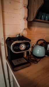a toaster and a tea kettle on a table at Mi Casa En Paczyno in Lubawka