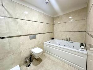 Ένα μπάνιο στο La Casita de Zamorano & Jacuzzi