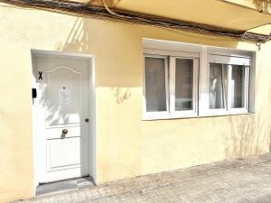 een witte deur en ramen op een gebouw bij Budget Inn in Valencia