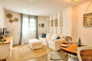 ein Wohnzimmer mit einem weißen Sofa und einem Tisch in der Unterkunft Illes 21 in L'Estartit