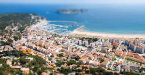 eine Luftblick auf die Stadt und den Strand in der Unterkunft Illes 21 in L'Estartit