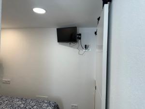 TV a/nebo společenská místnost v ubytování Checkmate