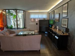 - un salon avec un canapé et une table dans l'établissement Villa Elvira, à Pellezzano