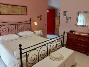 een slaapkamer met een groot bed met een dressoir en een lade bij Villa Elvira in Pellezzano