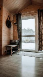 um quarto vazio com uma grande janela e um banco em Mi Casa En Paczyno em Lubawka