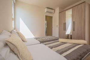 1 dormitorio con 2 camas y espejo en AP 6+2 in one of the most luxury building in Omis, en Omiš