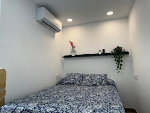 sypialnia z łóżkiem i telewizorem na ścianie w obiekcie Checkmate w mieście Tolox