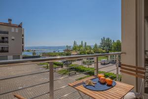 Rõdu või terrass majutusasutuses AP 6+2 in one of the most luxury building in Omis